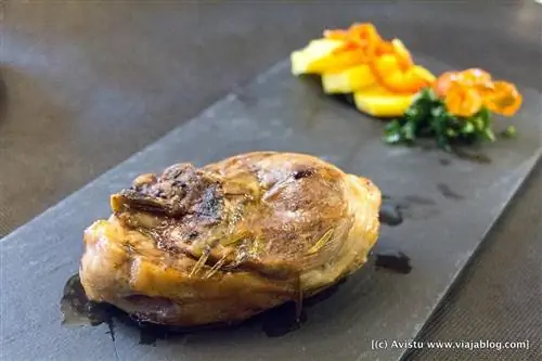 Ягненок при низкой температуре в Ла-Касита-де-Кабрехас (Хабага, провинция Куэнка)