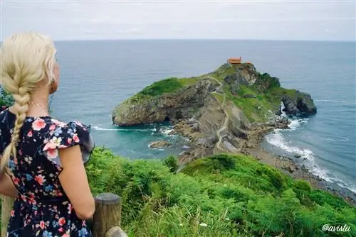 Сан-Хуан-де-Гастелугаче с первой точки обзора на маршруте А.