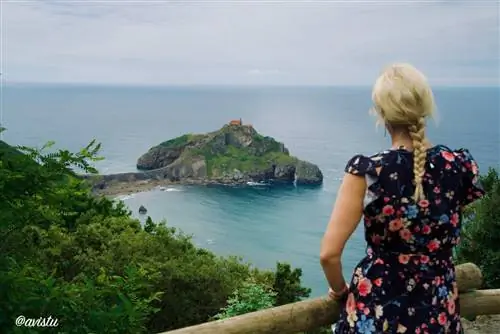 Сан-Хуан-де-Гастелугаче с одной из смотровых площадок на маршруте B.