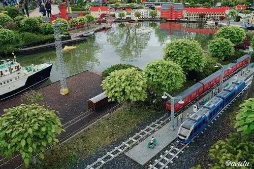 В Леголенде в Биллунде ходят поезда и плывут лодки.