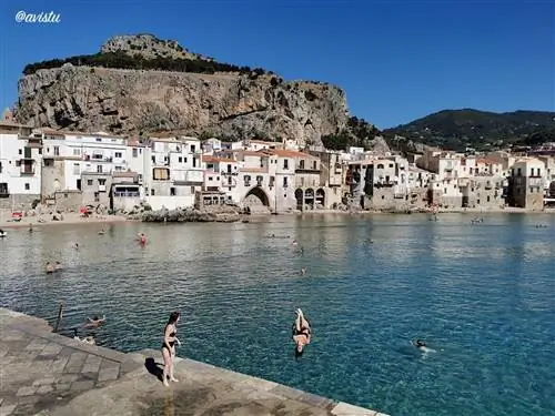 Прыжок в море из порта Чефалу, Сицилия