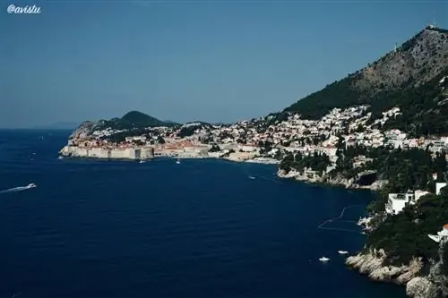 Дубровник, побережье и гора Сдр из заброшенного отеля Бельведер