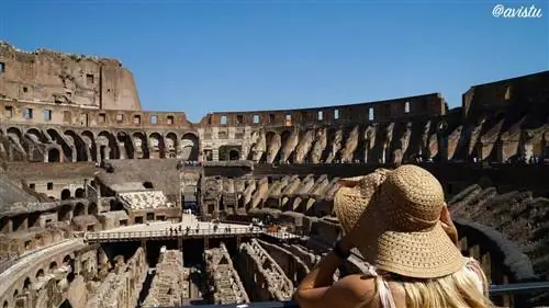 Частичный вид на интерьер Колизея в Риме