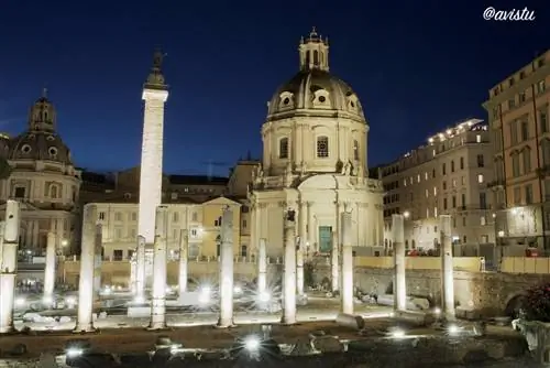 Форум Траяна в Риме в сумерках