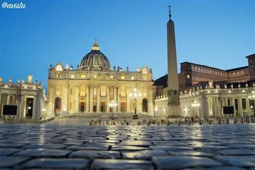 Собор Святого Петра в Риме в сумерках