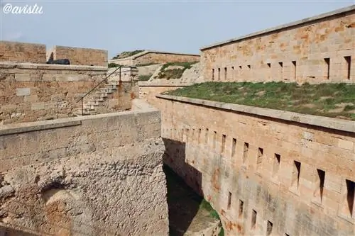 Часть оборонительного комплекса крепости Изабеллы II на Менорке.