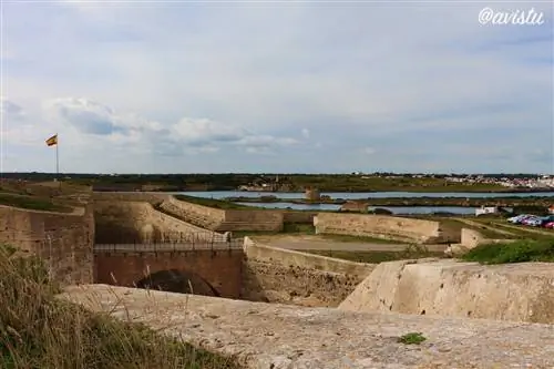 Вид сбоку на подъезд через Пуэрта-де-ла-Рейна и порт Менорки.