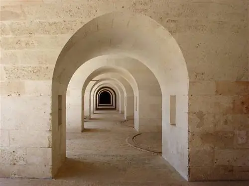 Внутренний вид оборонительных фронтов крепости Изабеллы II или Ла Мола.