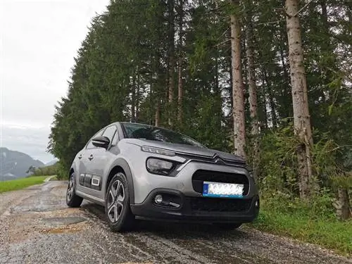 Наш прокатный автомобиль в лесах Санкт-Галлена в Австрии. Наш прокатный автомобиль в лесах Санкт-Галлена в Австрии.