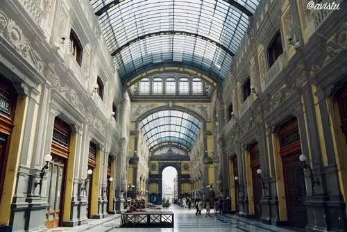 Интерьер Galleria Principe di Napoli в Неаполе.