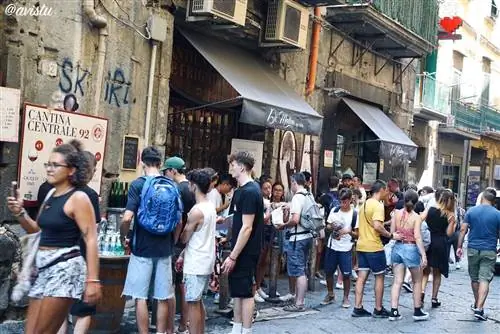 La Antica Pizzeria Di Matteo, пожалуй, самая известная пиццерия Неаполя.