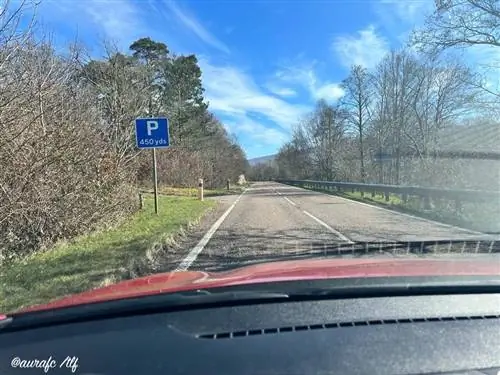 Знак парковки на расстоянии 450 ярдов