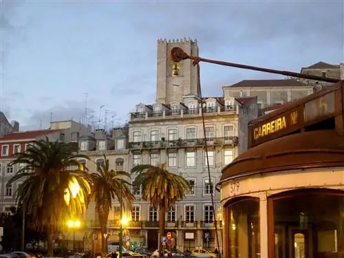 Трамвай в районе Ла Алфама в сумерках