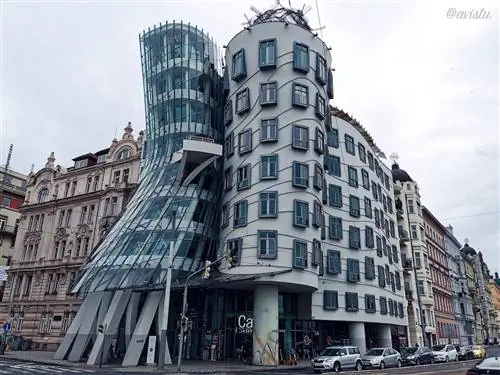 Необычный Танцующий дом в Праге.
