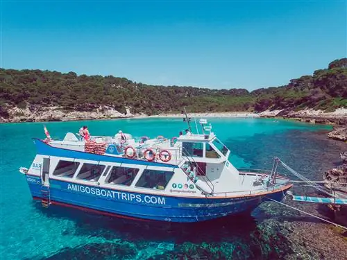 Лодка Amigo's Boat Trips в одной из райских бухт Менорки