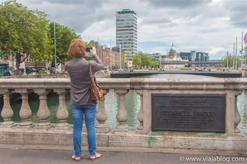 Фотографирование реки Лиффи с моста О'Коннелл в Дублине.