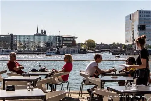 Терраса на солнце в Амстердаме