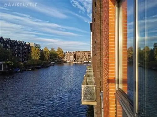Канал Уиленбургерграхт в Амстердаме из нашего номера в отеле Ecomama