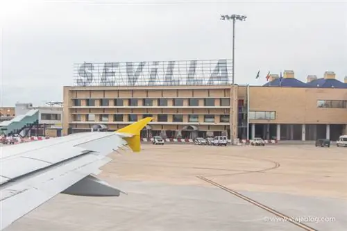 Аэропорт Севильи со стороны взлетно-посадочной полосы