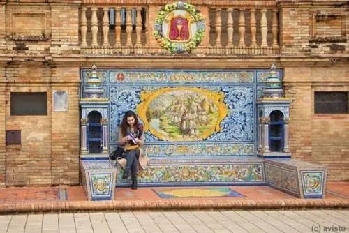 Одна из красивых скамеек на площади Испании в Севилье