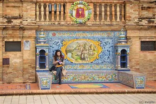 Одна из красивых скамеек на площади Испании в Севилье.