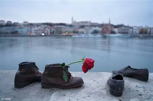 Памятник обуви на берегу Дуная в Будапеште.