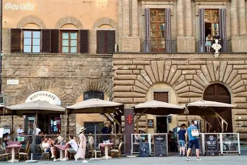 Тихий уголок на площади Синьории во Флоренции.