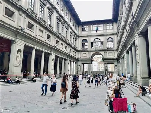Элегантный внутренний двор галереи Уффици.