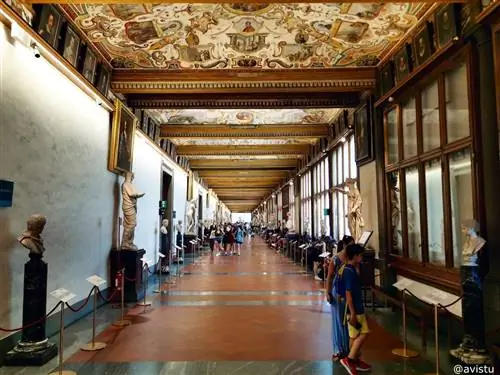 Красиво оформленная галерея в галерее Уффици во Флоренции.