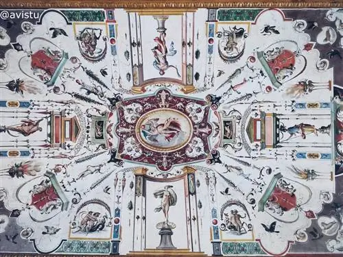 В галерее Уффици не стоит упускать из виду и детали потолка.