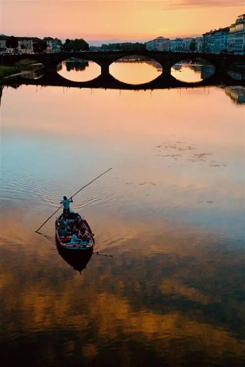 Прогулка по реке Арно во Флоренции во время заката.