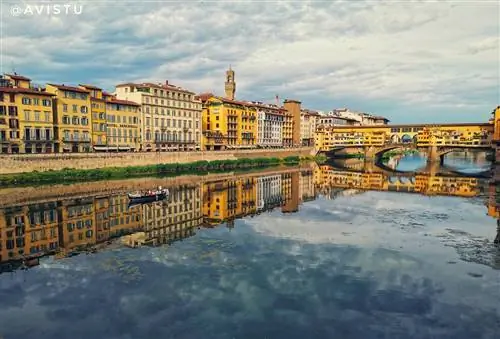Река Арно и Понте Веккьо во Флоренции]