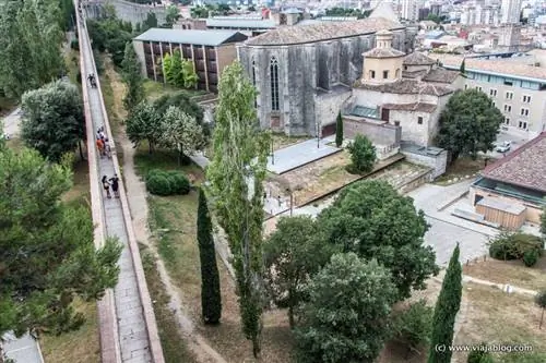 Прогулка вдоль стены Жироны
