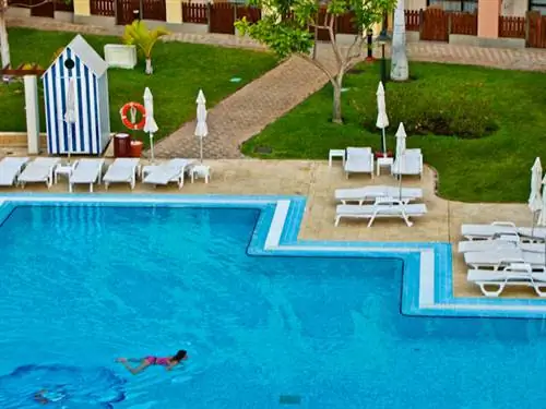 Отдых в бассейне отеля Iberostar Anthelia на Тенерифе, Канарские острова. Отдых в бассейне отеля Iberostar Anthelia на Тенерифе, Канарские острова.