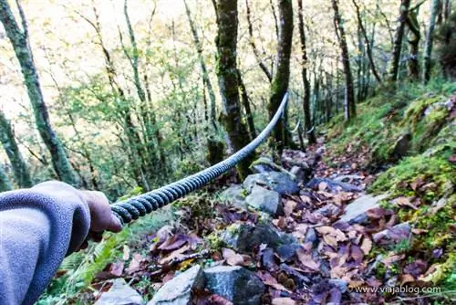 Держитесь за веревку на маршруте водопадов Чойо в Астурии.