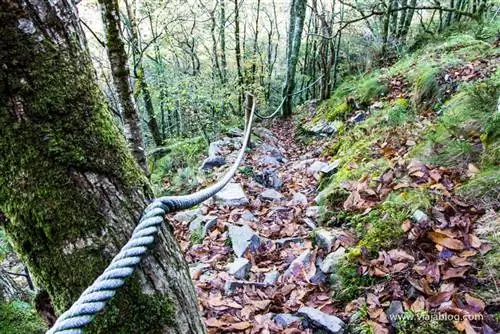 Крутой и каменистый спуск по маршруту Каскадас-дель-Сойо в Астурии.