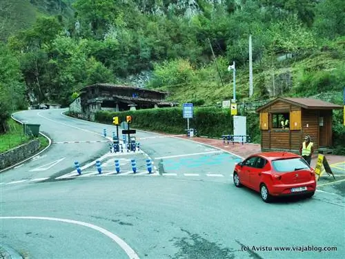 Контроль доступа на въезде на дорогу к озерам Ковадонга, Астурия