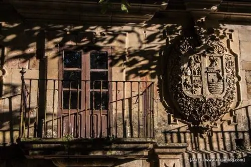 Герб дворца Мон, Оскос, Астурия