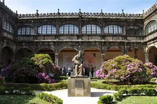 Сад и монастырь дворца Фонсека в Сантьяго-де-Компостела