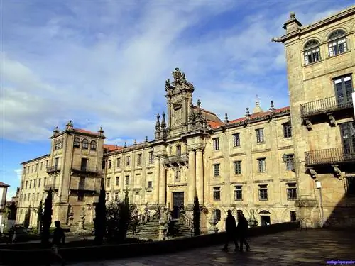 Главный фасад монастыря Сан-Мартин Пинарио в Сантьяго-де-Компостела.