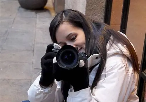 Лаура Р. С. тренируется с камерой Olympus в центре Барселоны. Они собираются его украсть?
