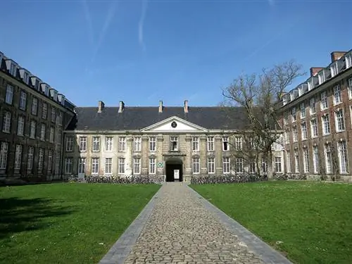 Одна из школ, которых много в городе.