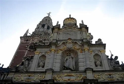 Дева Мария с мечом в руке председательствует в Левенском университете.