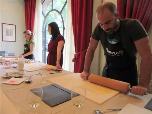 Я изо всех сил стараюсь приготовить свежие макароны со скалкой.