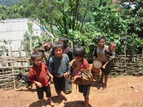 Дети в деревнях Кентунга