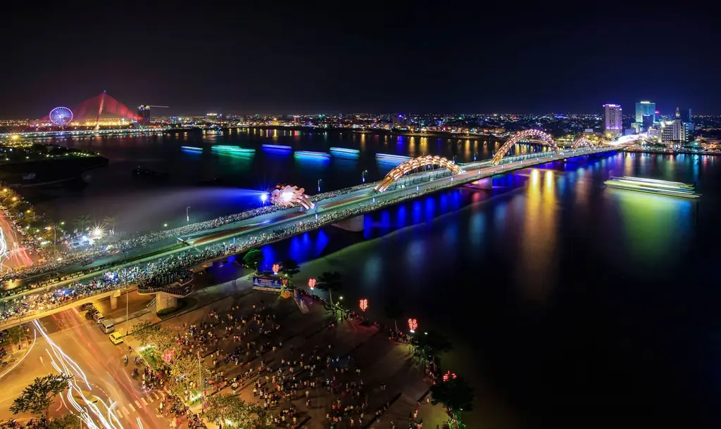 Ночное время на мосту через Дананг, Вьетнам