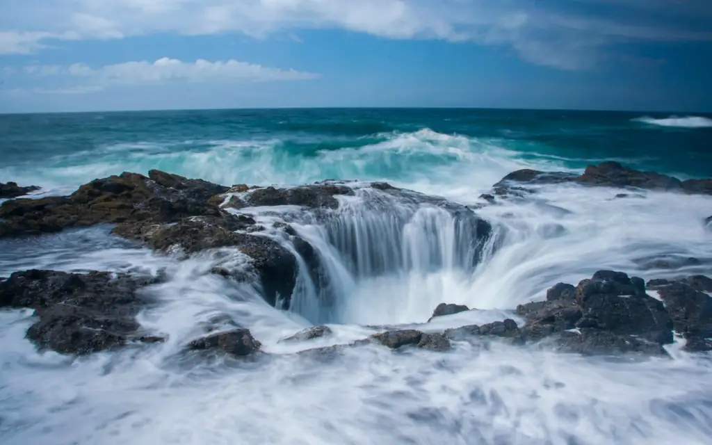 20 странных мест по всему миру: Thor's Well, Орегон, США