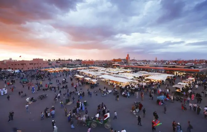 Висеть на площади Джемаа Эль Фна, Марокко