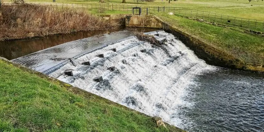 12 главных направлений для художественного отдыха в Великобритании: водопад в парке Йоркширских скульптур, Уэйкфилд, Йоркшир, Великобритания