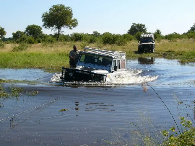 Автомобиль Safari в реке, путешествия, Африка